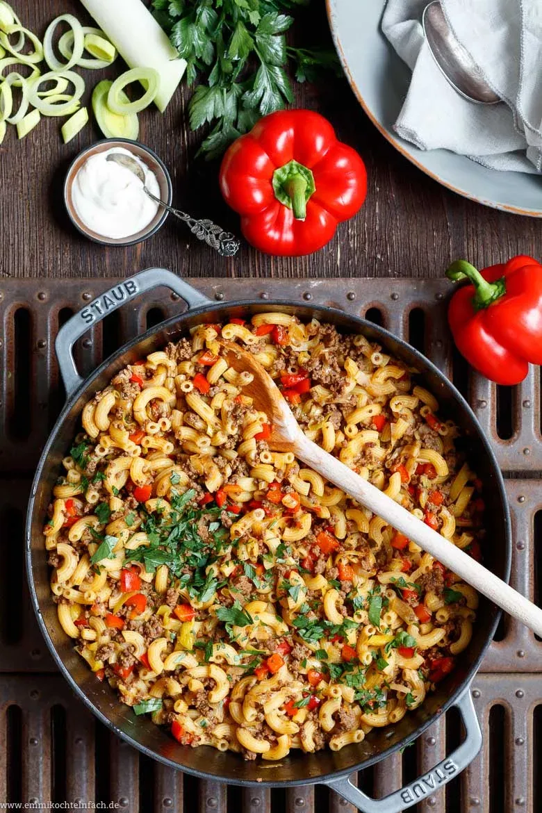 Eine Pfanne voll leckerer Hackfleischpfanne mit Hörnchennudeln und Gemüse