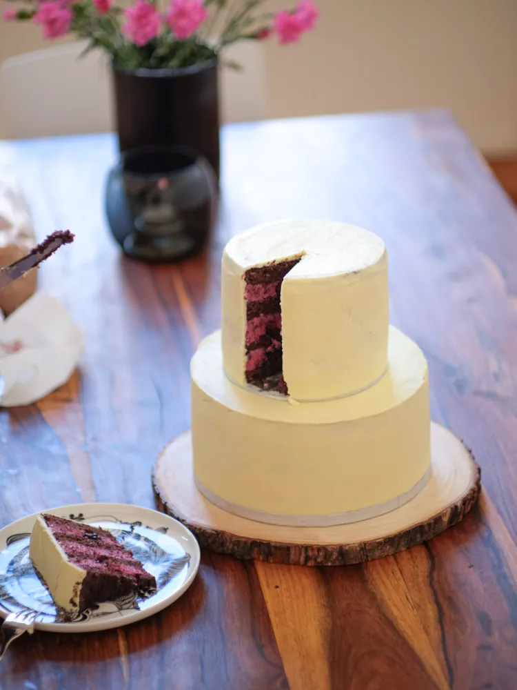 Eine Probe-Hochzeitstorte mit Pistazie und Erdbeere, eine ausgezeichnete Möglichkeit, das Rezept zu testen und Feedback einzuholen, bevor die eigentliche Torte gebacken wird.