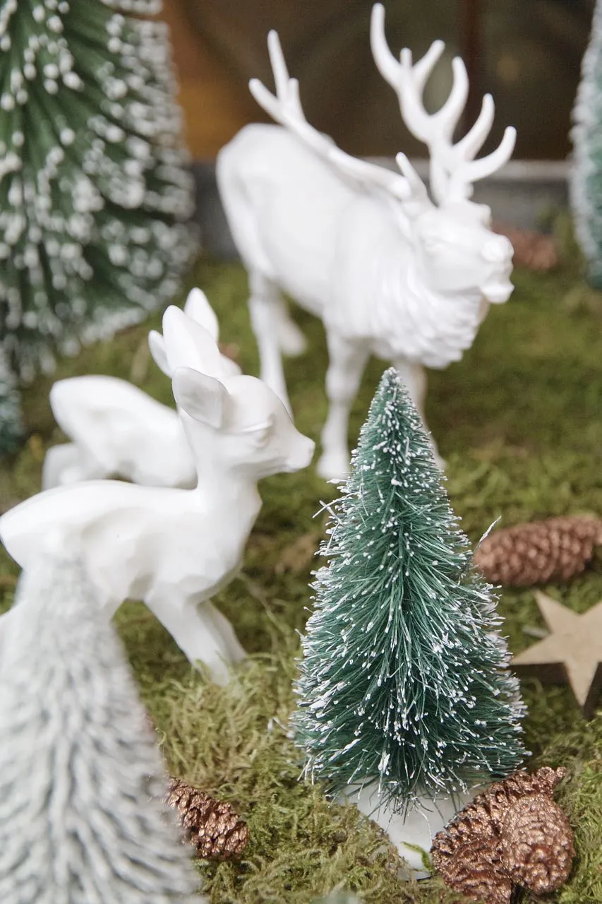 Eine reich gedeckte Fondue-Tafel mit Schüsseln voller frischer Zutaten und einer dampfenden Brühe in der Mitte