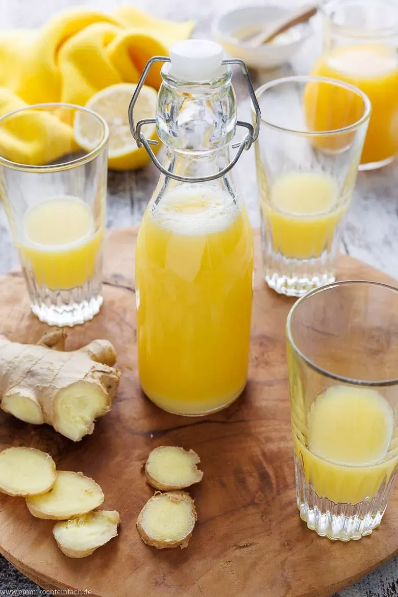 Eine Reihe von Ingwer-Shot-Flaschen stehen ordentlich im Kühlschrank