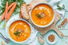 Eine Schale garnierte Möhrensuppe mit Ingwer, bereit zum Genießen