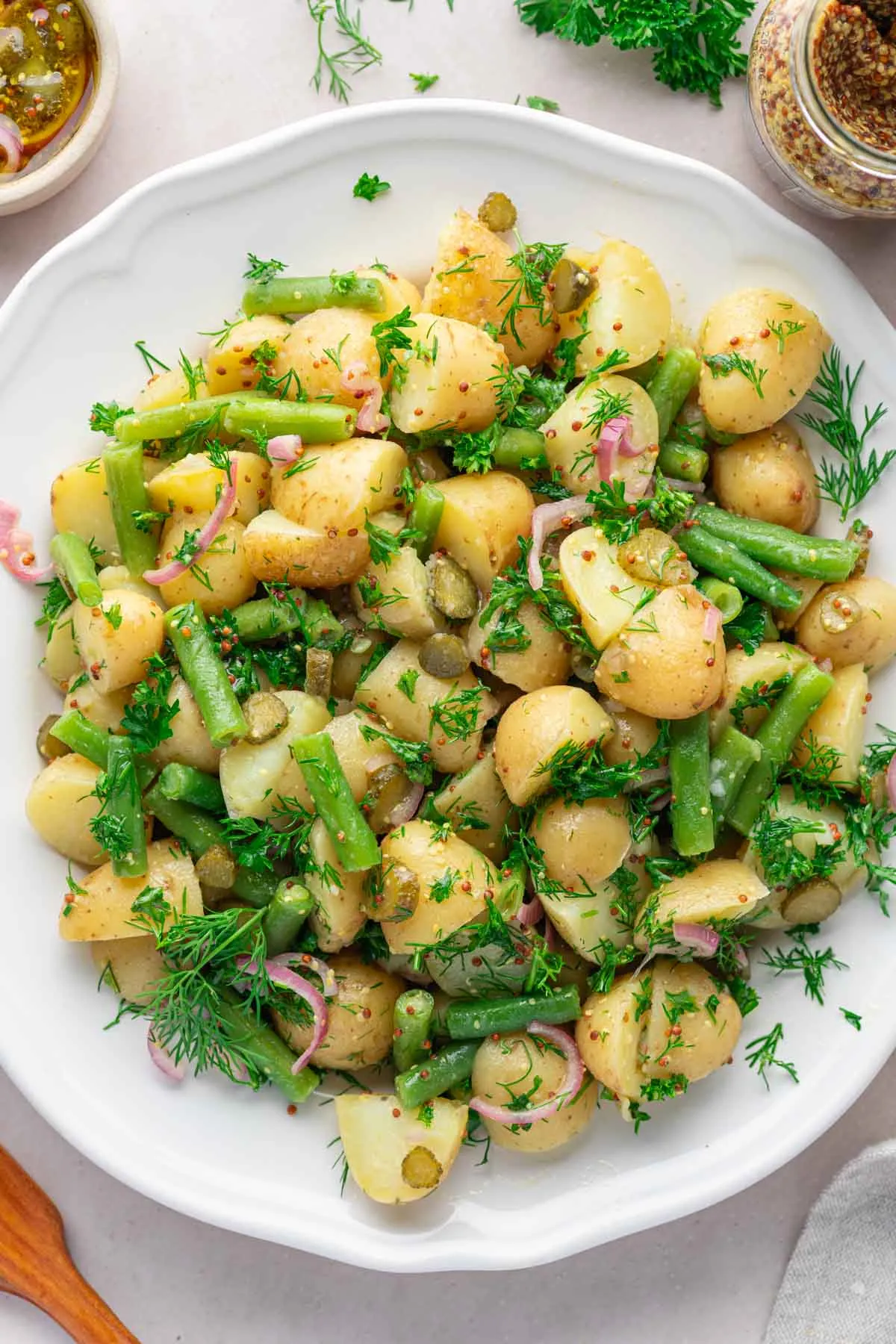 Eine Schale mit französischem Kartoffelsalat und grünen Bohnen