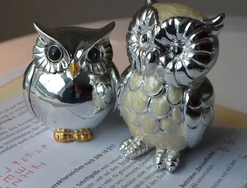 Eine Schülerin sitzt an einem Schreibtisch und recherchiert für ihre Facharbeit auf einem Laptop, umgeben von Büchern und Notizen.