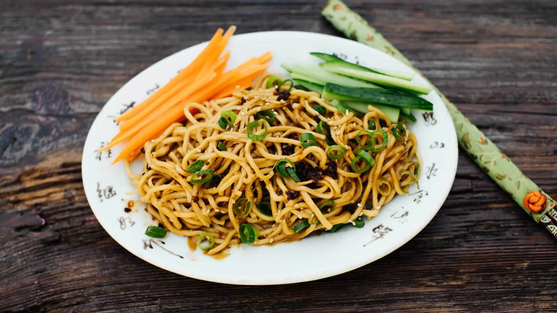 Eine Schüssel duftender Sesam-Nudeln aus Wuhan, garniert mit frischen Frühlingszwiebeln