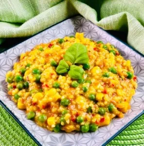 Eine Schüssel Hirsotto mit Kürbis und Kräutern, appetitlich angerichtet