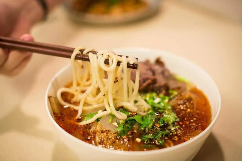 Eine Schüssel Lanzhou Niurou Mian, eine herzhafte Nudelsuppe mit Rindfleisch