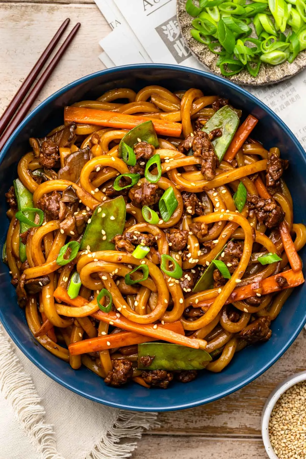 Eine Schüssel Teriyaki Udon Nudeln, serviert mit Stäbchen