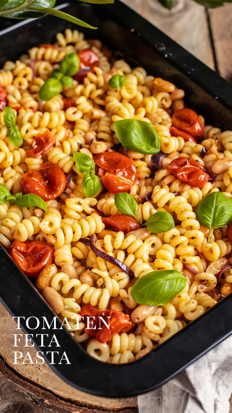 Eine schwarze Auflaufform mit einer leckeren veganen Tomaten Feta Pasta.