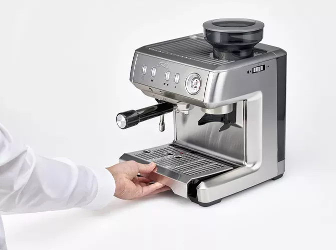 Eine Solis Espressomaschine mit praktischem integriertem Kaffeemahlwerk, spart Platz auf der Arbeitsplatte