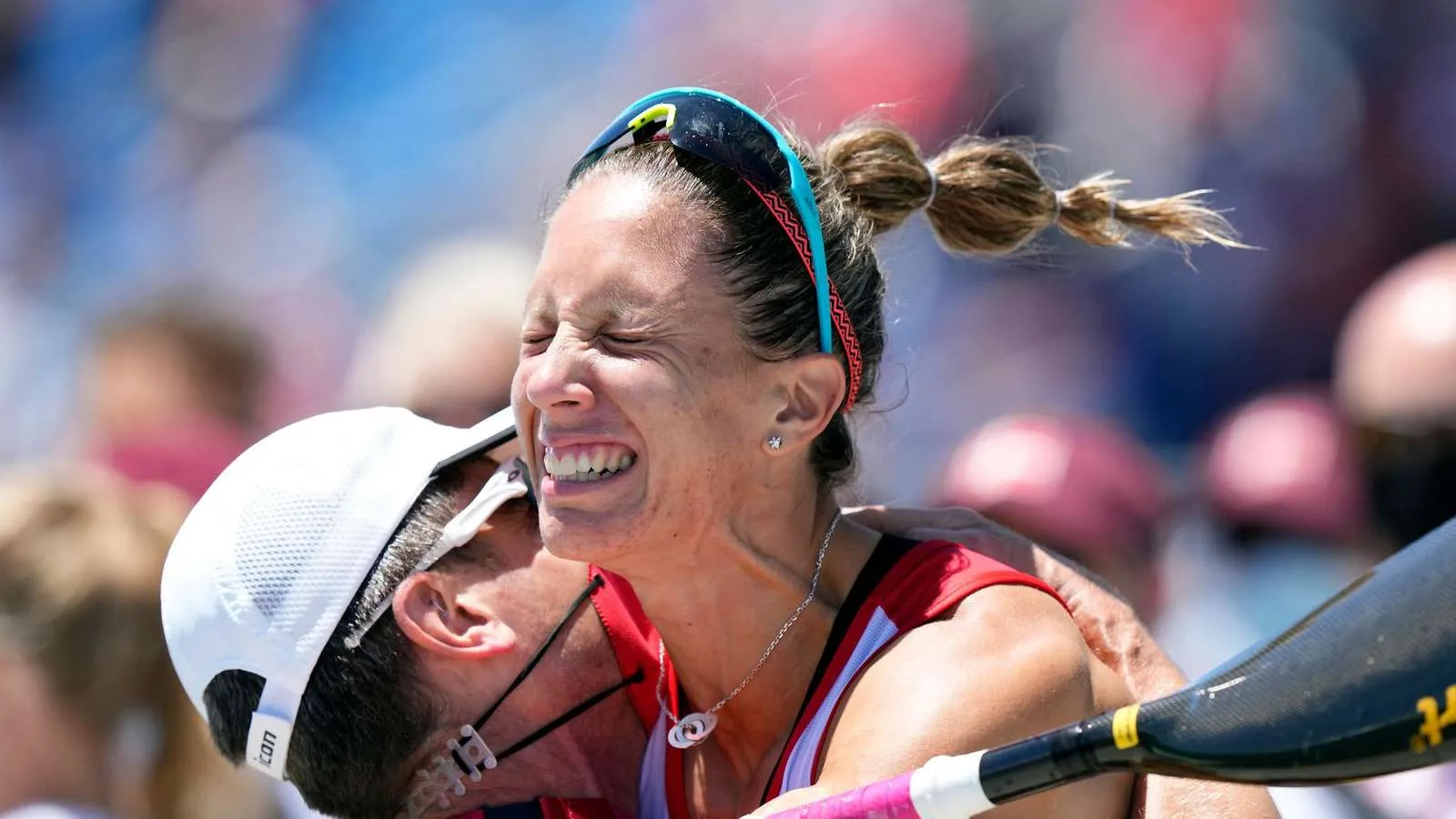 Eine spanische Sportlerin bejubelt unter Tränen einen Erfolg