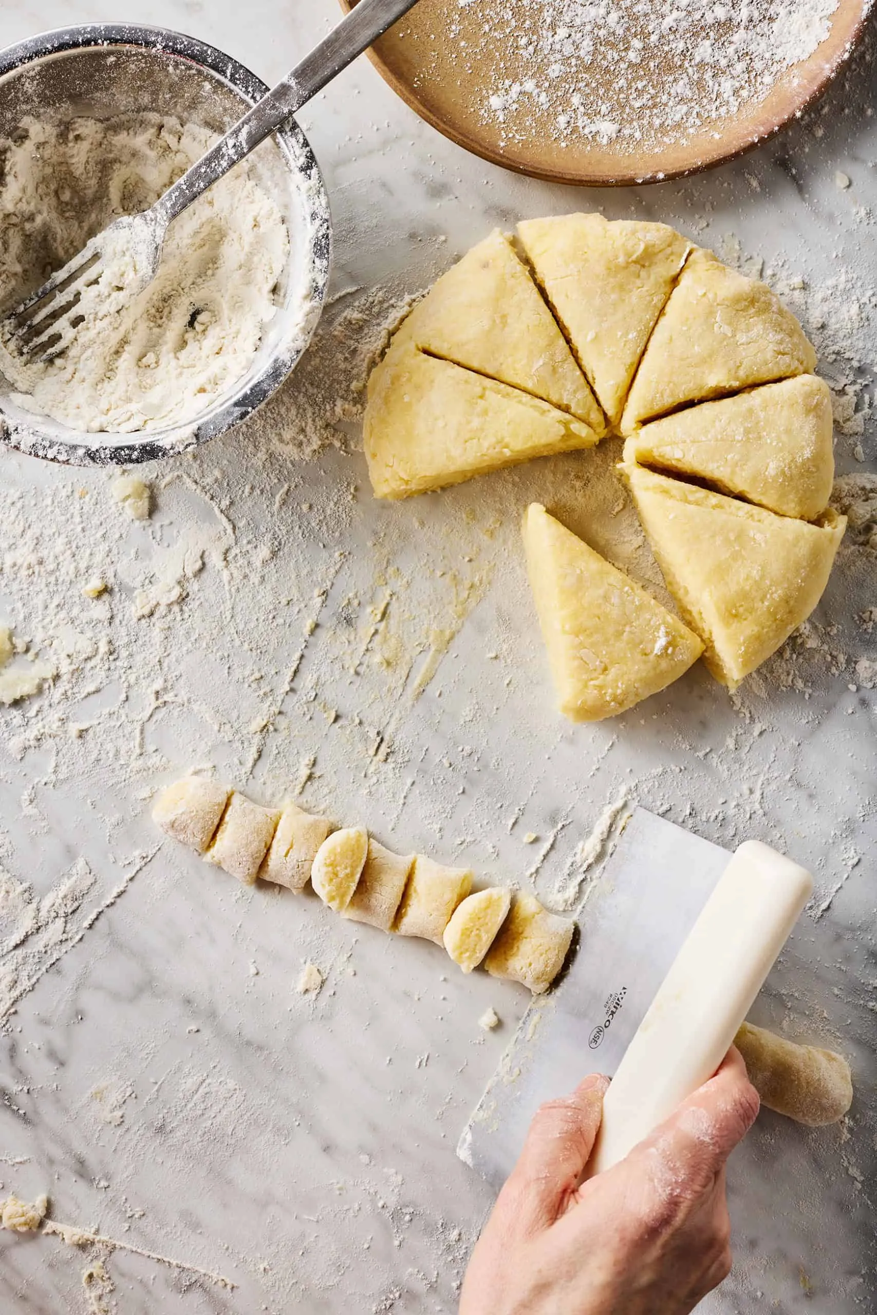 Eine Teigrolle wird in individuelle Gnocchi-Stücke geschnitten