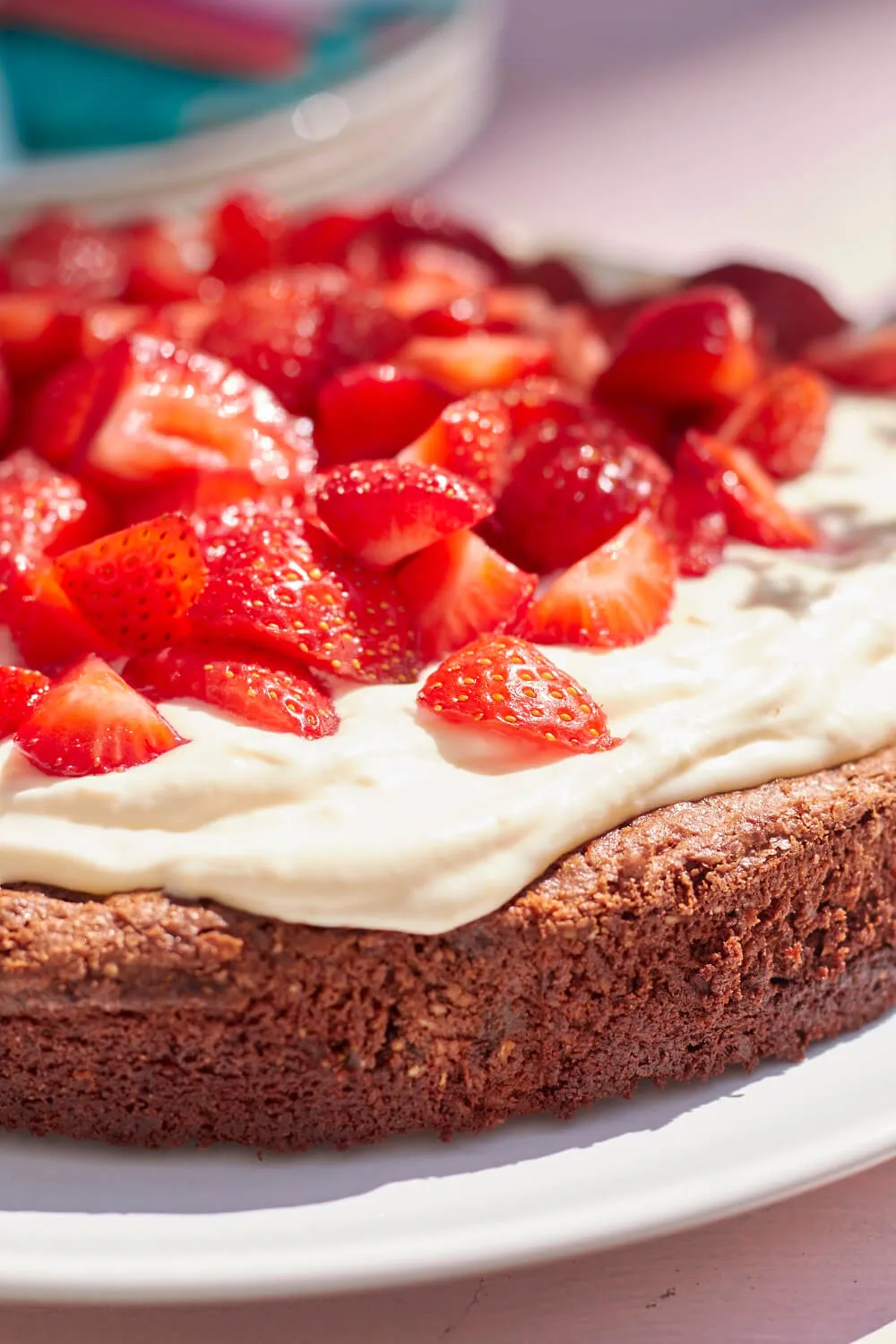 Eine Übersicht der frischen Zutaten, die für den unwiderstehlichen Schoko-Erdbeer-Kuchen benötigt werden