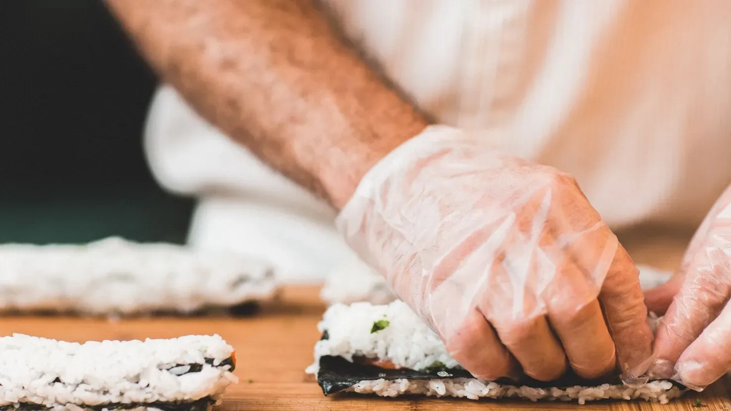 Eine verlockende Sushi-Platte mit verschiedenen Nigiri und Maki-Rollen, kunstvoll arrangiert auf einem dunklen Teller.
