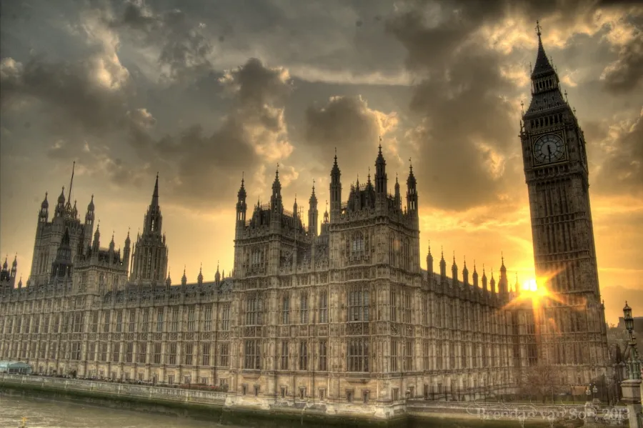 Eine weite Landschaftsaufnahme, bei der der Himmel dramatisch und die Vordergrunddetails klar sichtbar sind