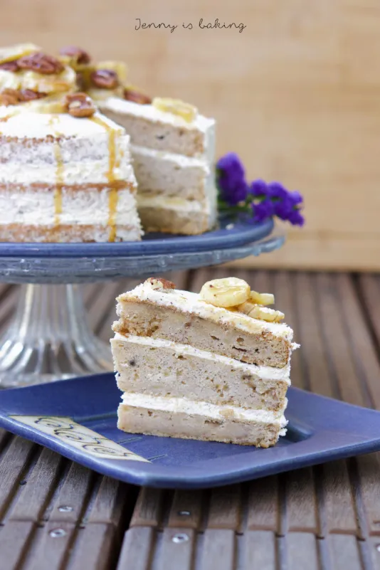 Eine weitere Ansicht der köstlichen Bananen-Buttercremetorte auf einer Kuchenplatte