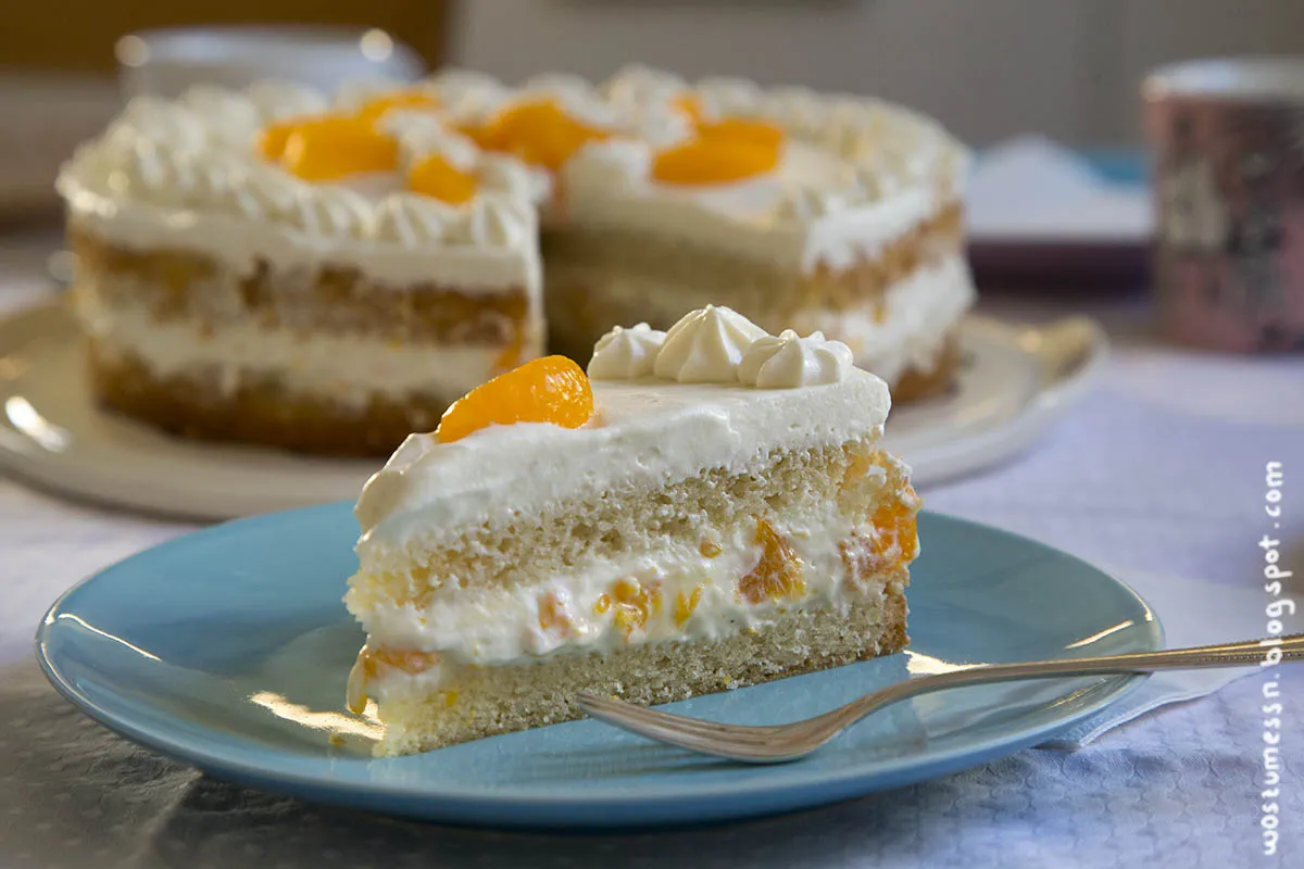 Eine wunderbar angerichtete vegane Mandarinen-Käsesahne-Torte mit frischen Mandarinenstückchen