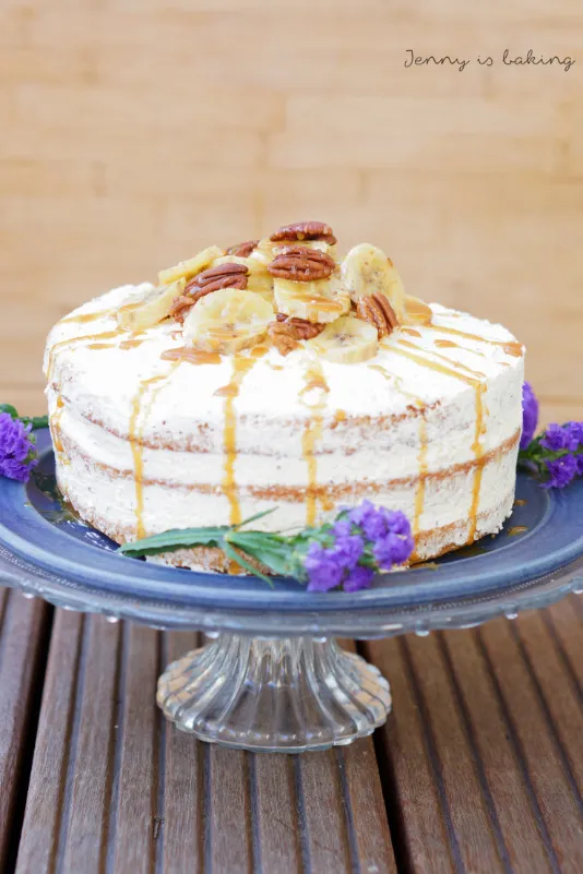 Eine wunderschön dekorierte Bananen-Buttercremetorte auf einem Tortenständer