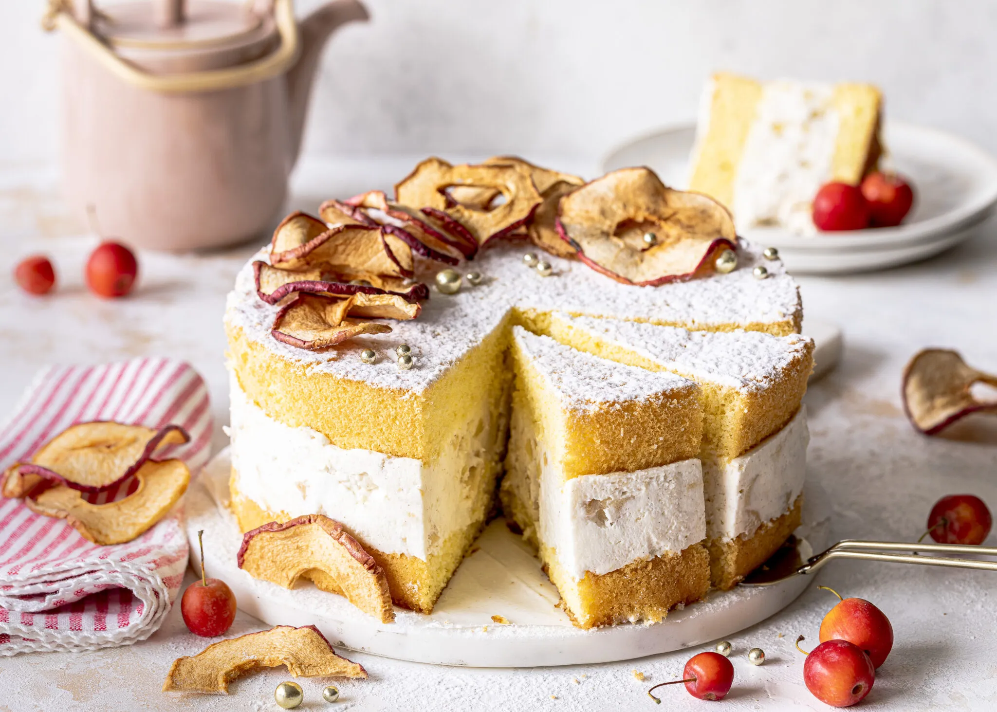 Eine wunderschön dekorierte Bratapfel-Käse-Sahne-Torte, perfekt für die Weihnachtszeit.