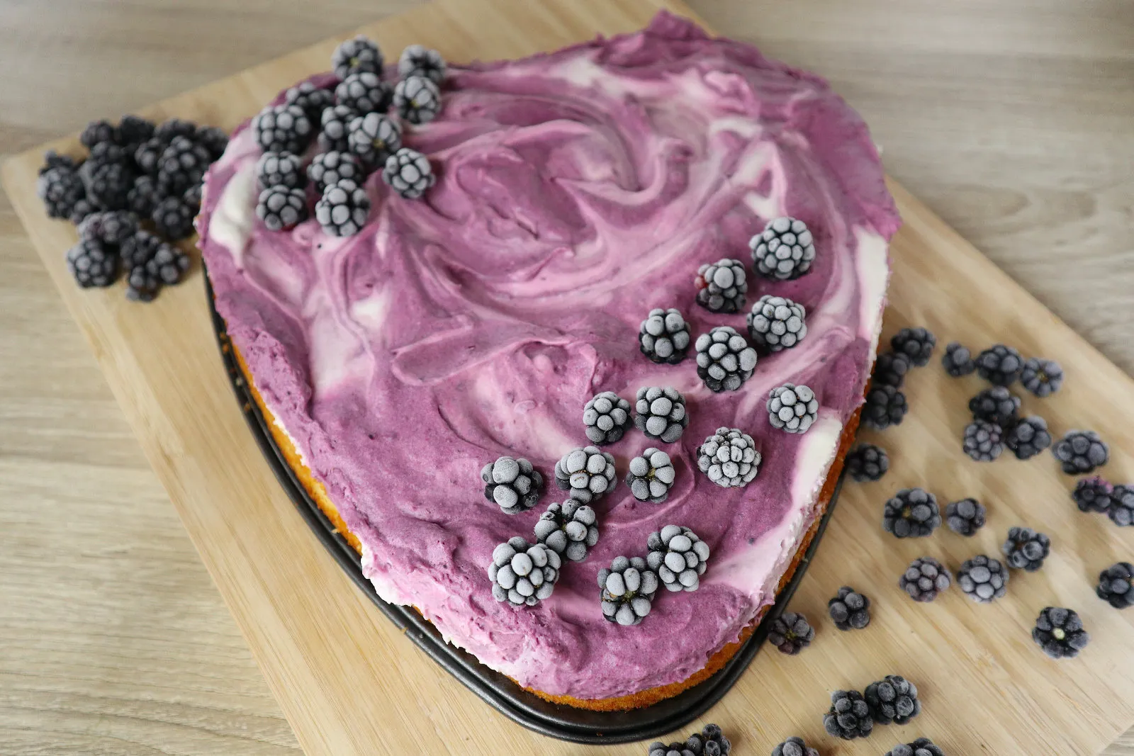 Eine wunderschön geschichtete Joghurt-Sahne-Brombeer-Torte, histamin- und fructosearm sowie gluten- und laktosefrei, bereit zum Servieren.