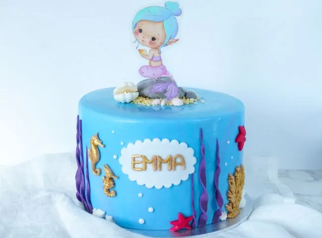 Eine wunderschöne Meerjungfrau-Torte, kunstvoll verziert und ein Blickfang auf jeder Feier