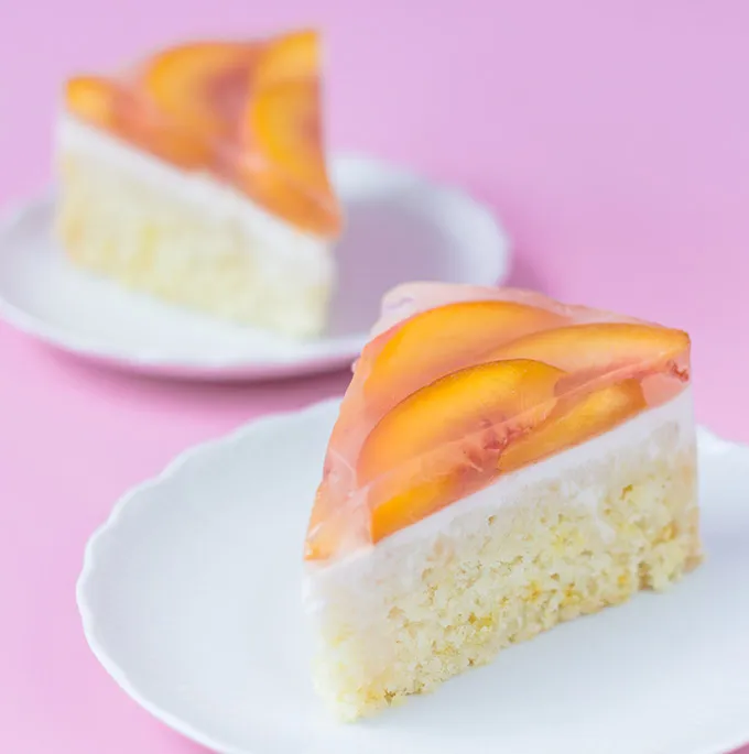 Eine wunderschöne Pfirsichtorte ohne Sahne, perfekt für besondere Anlässe und warme Tage