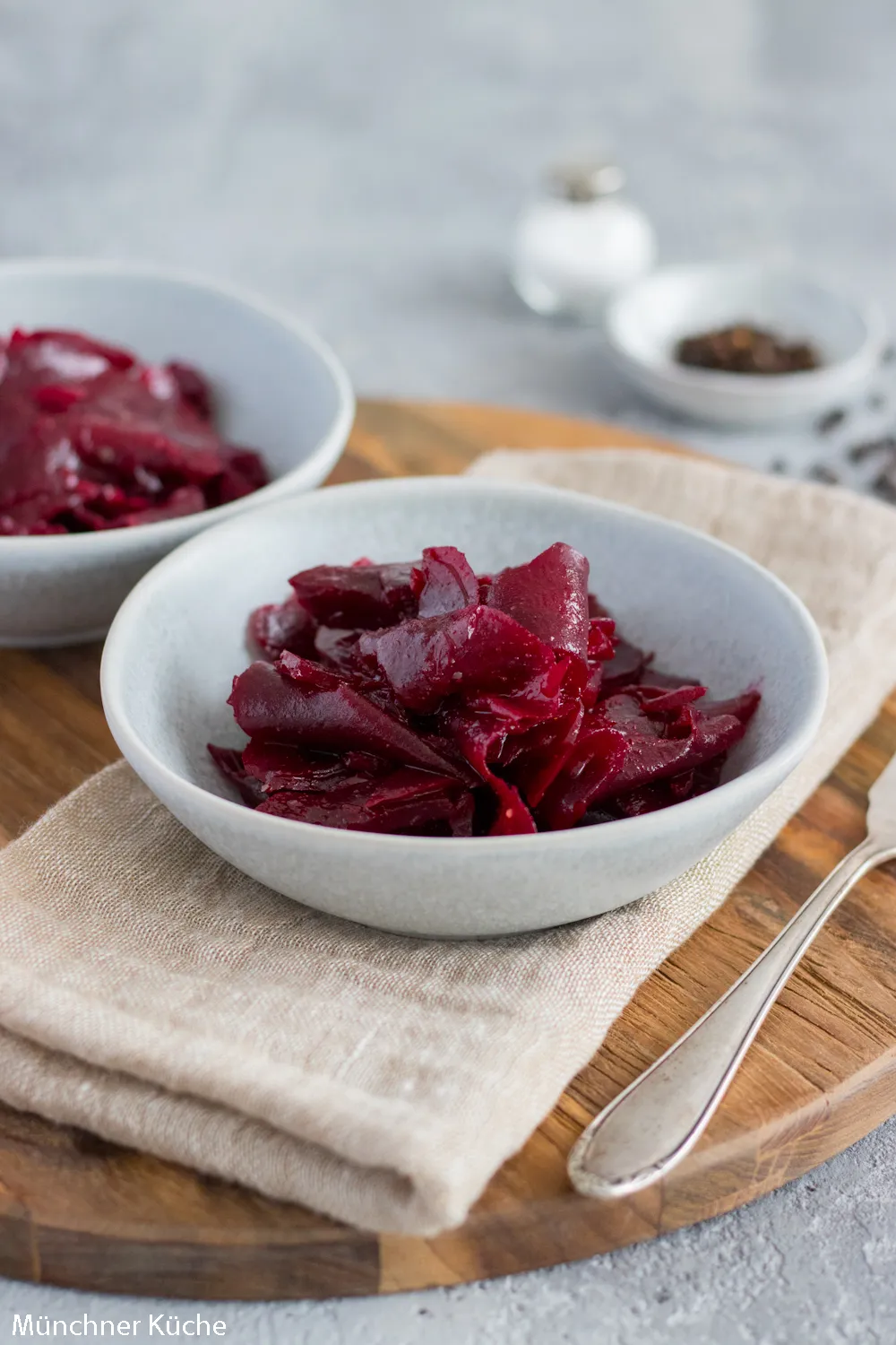 Einfach und lecker: Klassischer Rote Bete Salat mit Essig-Öl-Dressing.