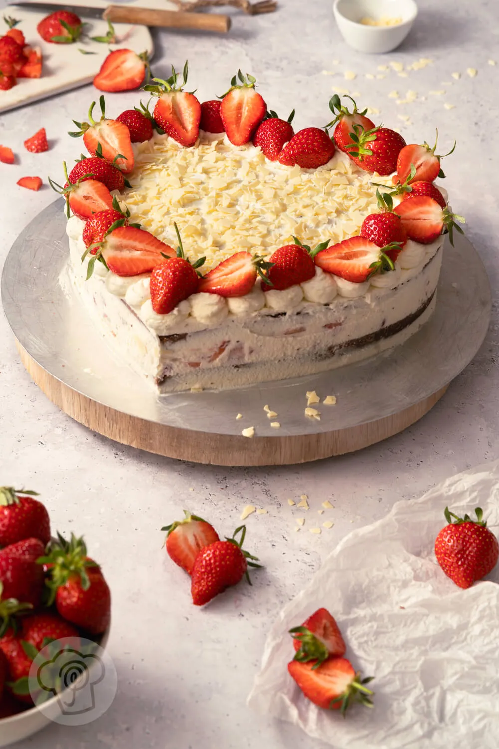 Einfache Erdbeer Sahne Torte in Herzform, dekoriert mit frischen Erdbeeren und Sahnetupfen