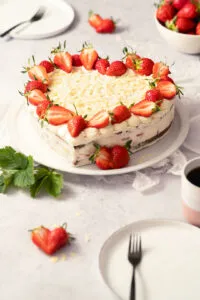 Einfache Erdbeertorte in Herzform auf einem Teller