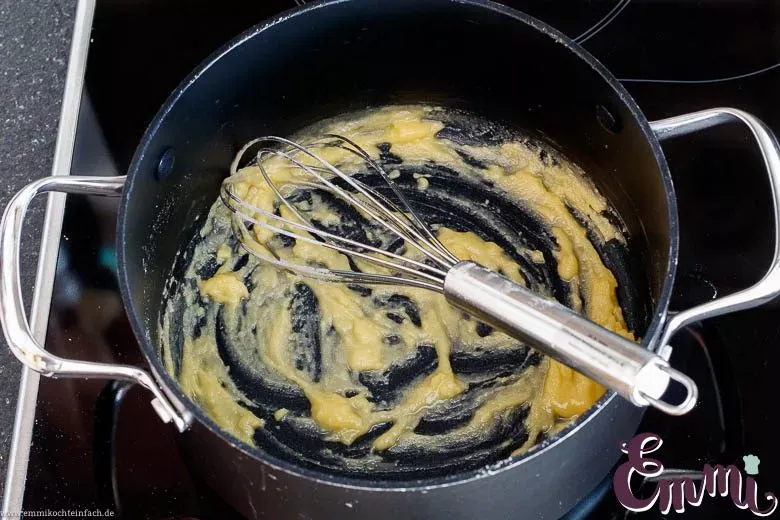 Einfache Mehlschwitze zubereiten: Butter und Mehl im Topf verrühren