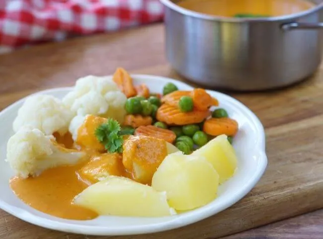 Einfache Rahmsauce, die in einem kleinen Topf angerührt wird