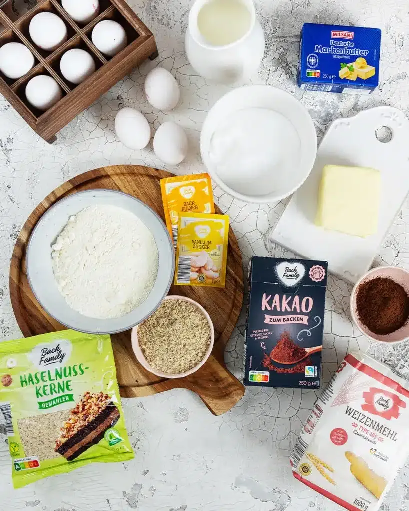 Einfache Schokotorte von oben gesehen, mit Schokoladenstreuseln und einem Stück im Vordergrund.