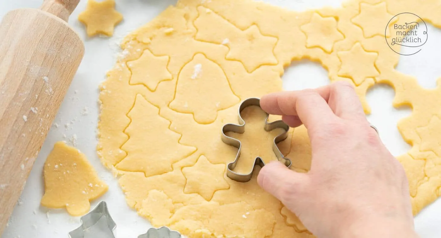 Einfacher Plätzchenteig zum Ausstechen wird ausgerollt
