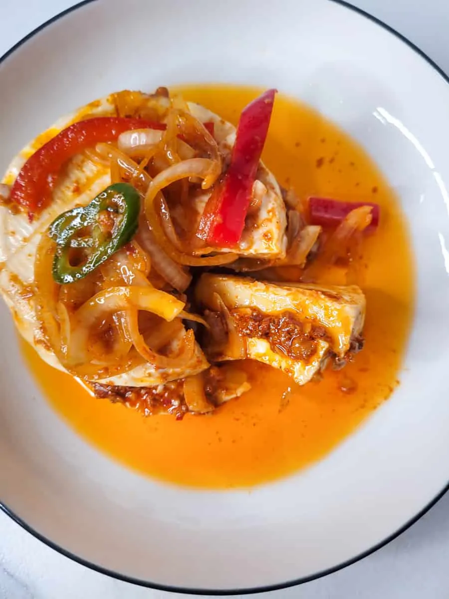 Eingelegter Camembert in einer weißen Schüssel, servierfertig