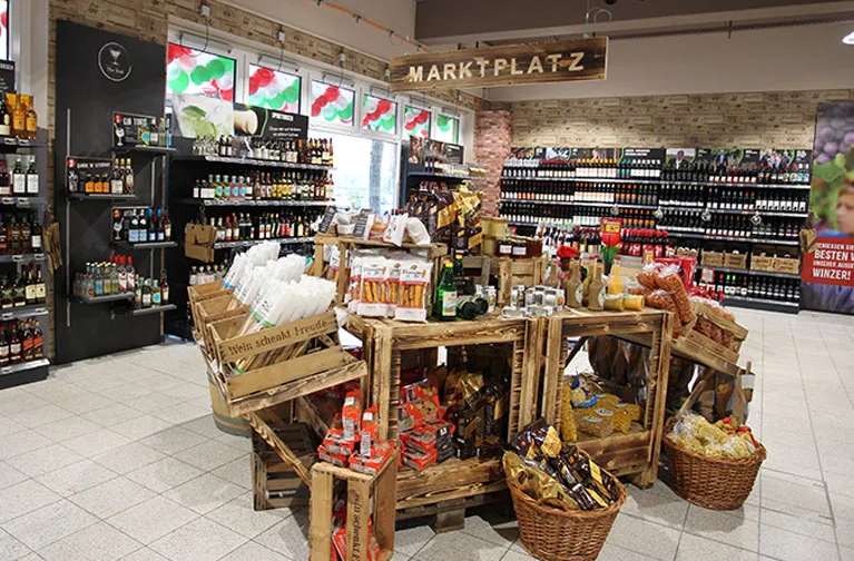 Einladender Eingangsbereich des Markgrafen Getränkemarktes in Naumburg mit großzügigen Gängen