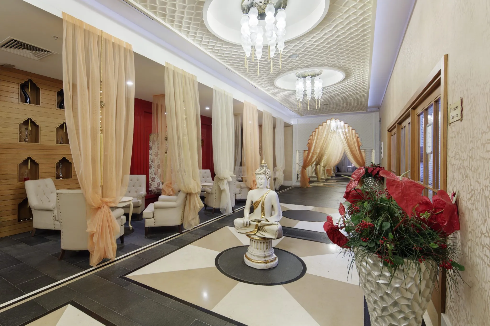 Einladender Wellnessbereich mit einem Innenpool und bequemen Liegen in entspannter Atmosphäre