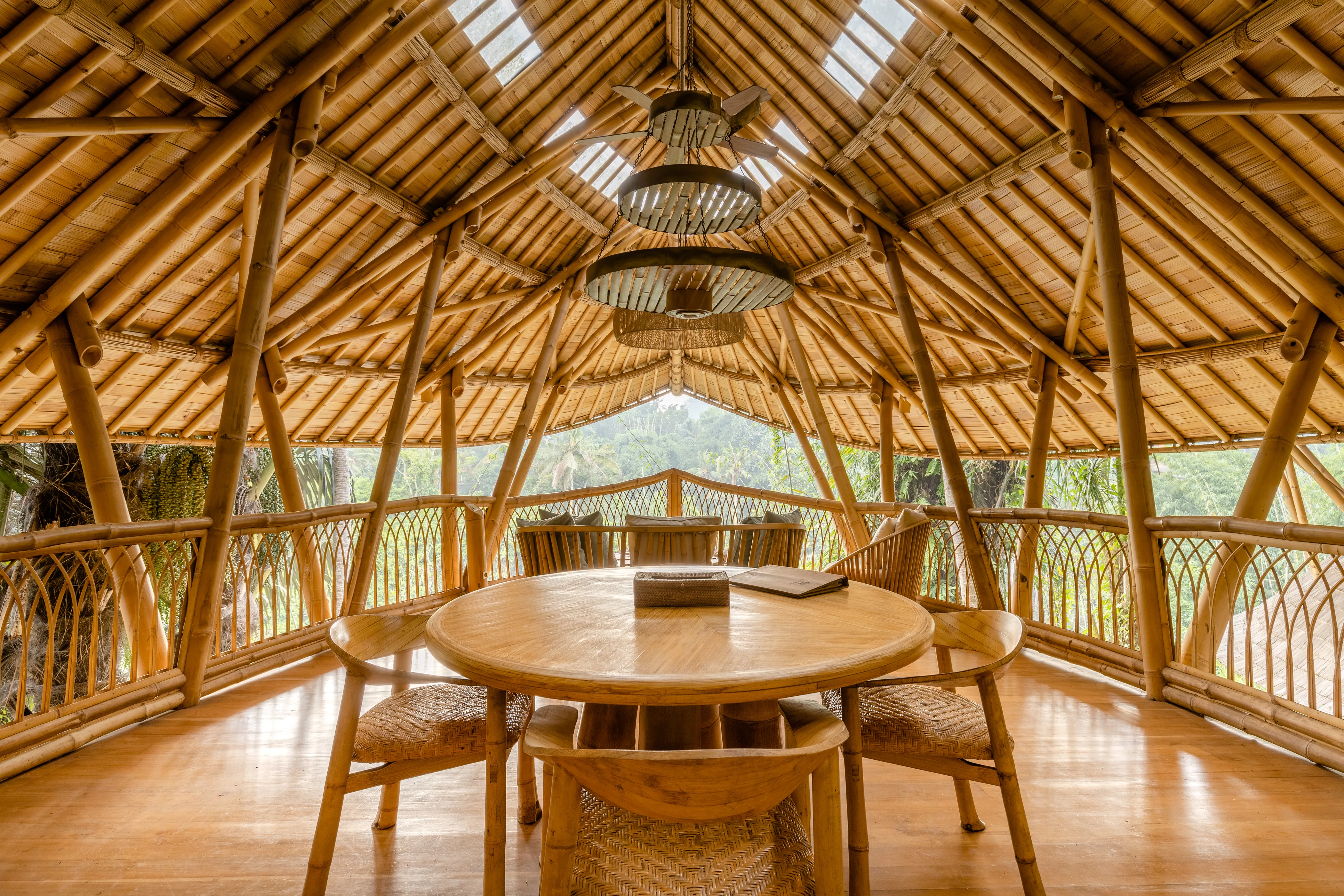 Einzigartiges Bambushaus "Aura House" inmitten der Natur Balis, Indonesien