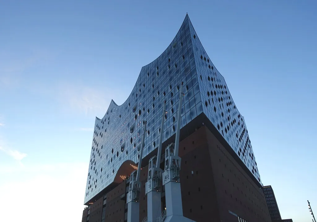 Elbphilharmonie am Hafen