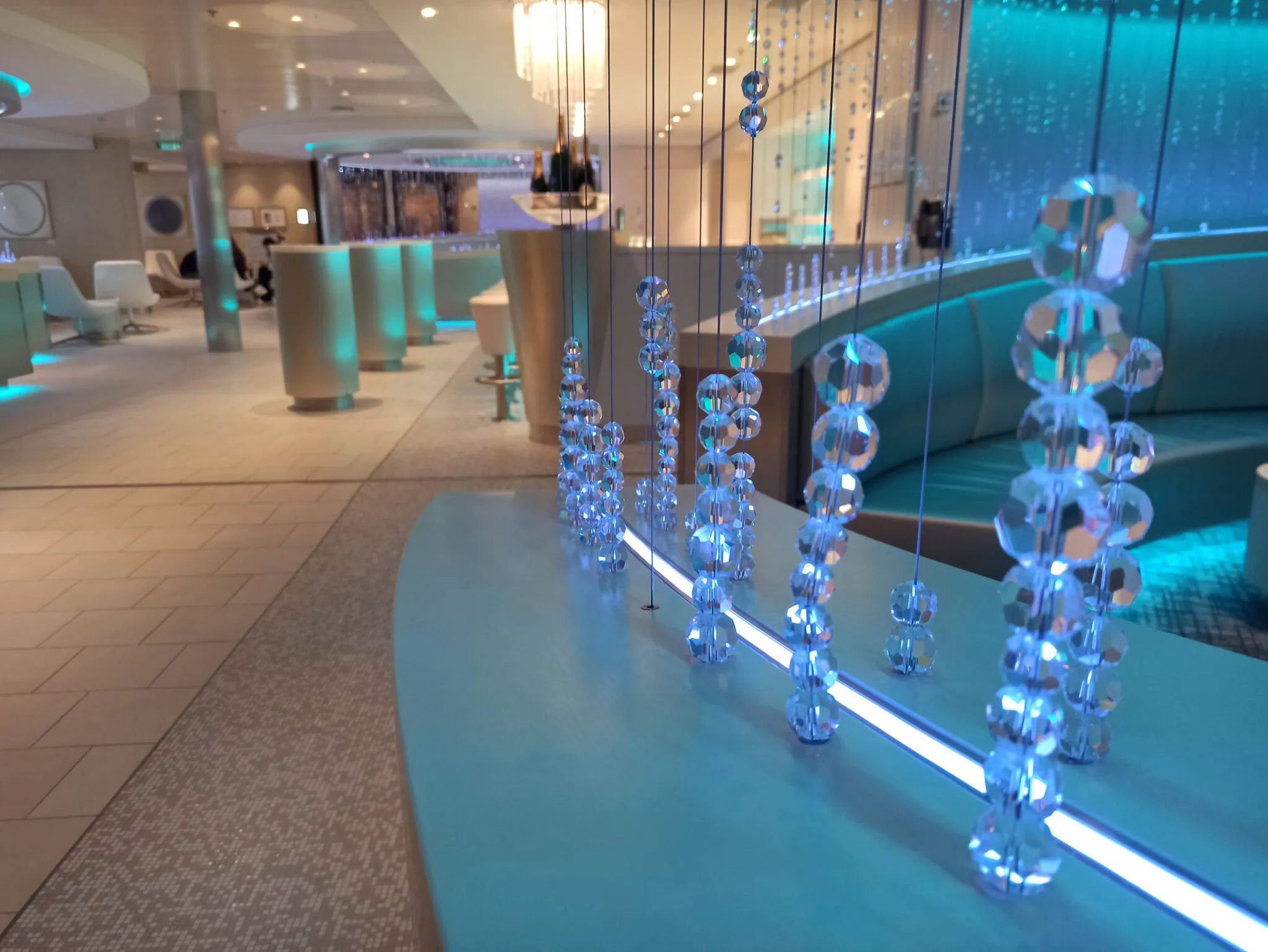 Elegante Rossini Bar an Bord eines AIDA Schiffes mit Gästen