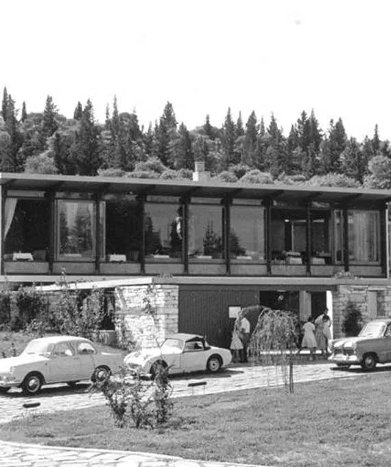 Elegantes Interieur des Dionysos Restaurants mit Blick auf die Akropolis