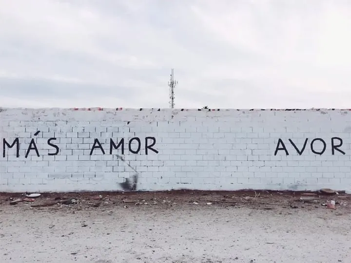 Entfernen von Graffiti mit dem Reparatur-Pinsel