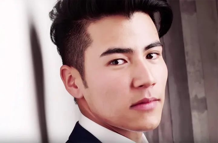 Entfernen von Hautunreinheiten mit dem Reparatur-Pinsel