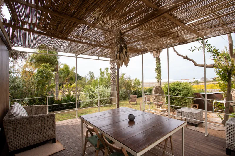 Entspannende Veranda der Officina Didattica auf Sizilien