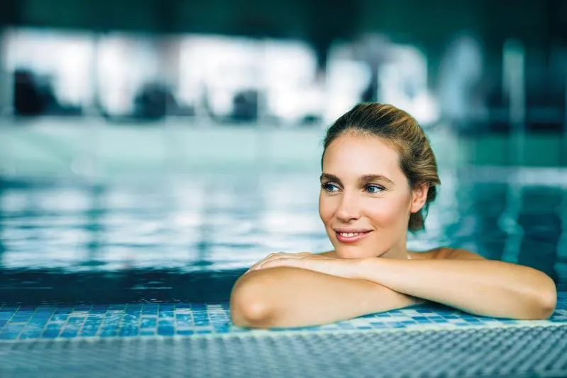 Entspannung pur in einem luxuriösen Wellnessbereich, Teil der Hofer Reisen Angebote