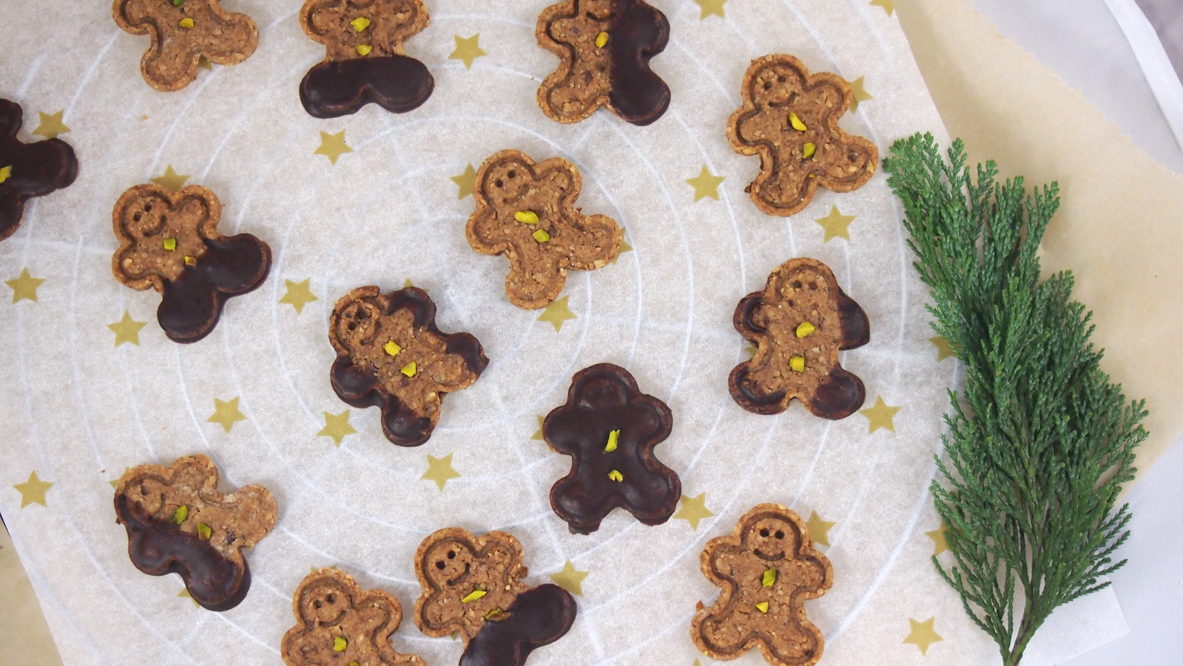 Entzückende zuckerfreie Lebkuchenkekse in Form von Lebkuchenmännchen mit selbstgemachter Schokoladendekoration.