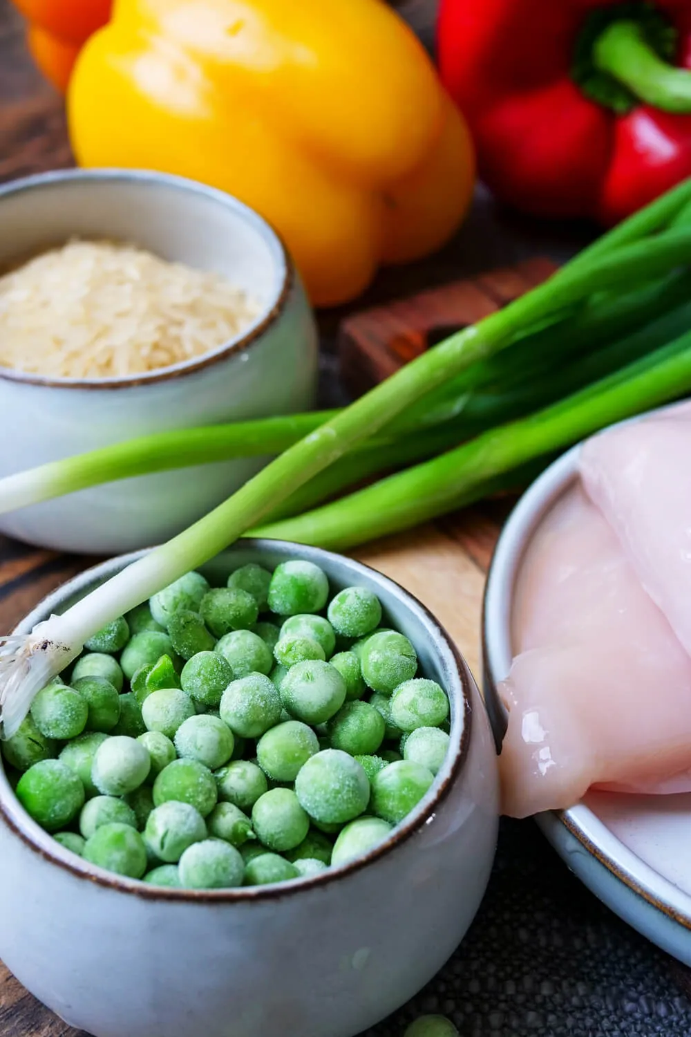 Erbsen, Hähnchen, Paprika, Frühlingszwiebeln und Reis als Vorbereitung