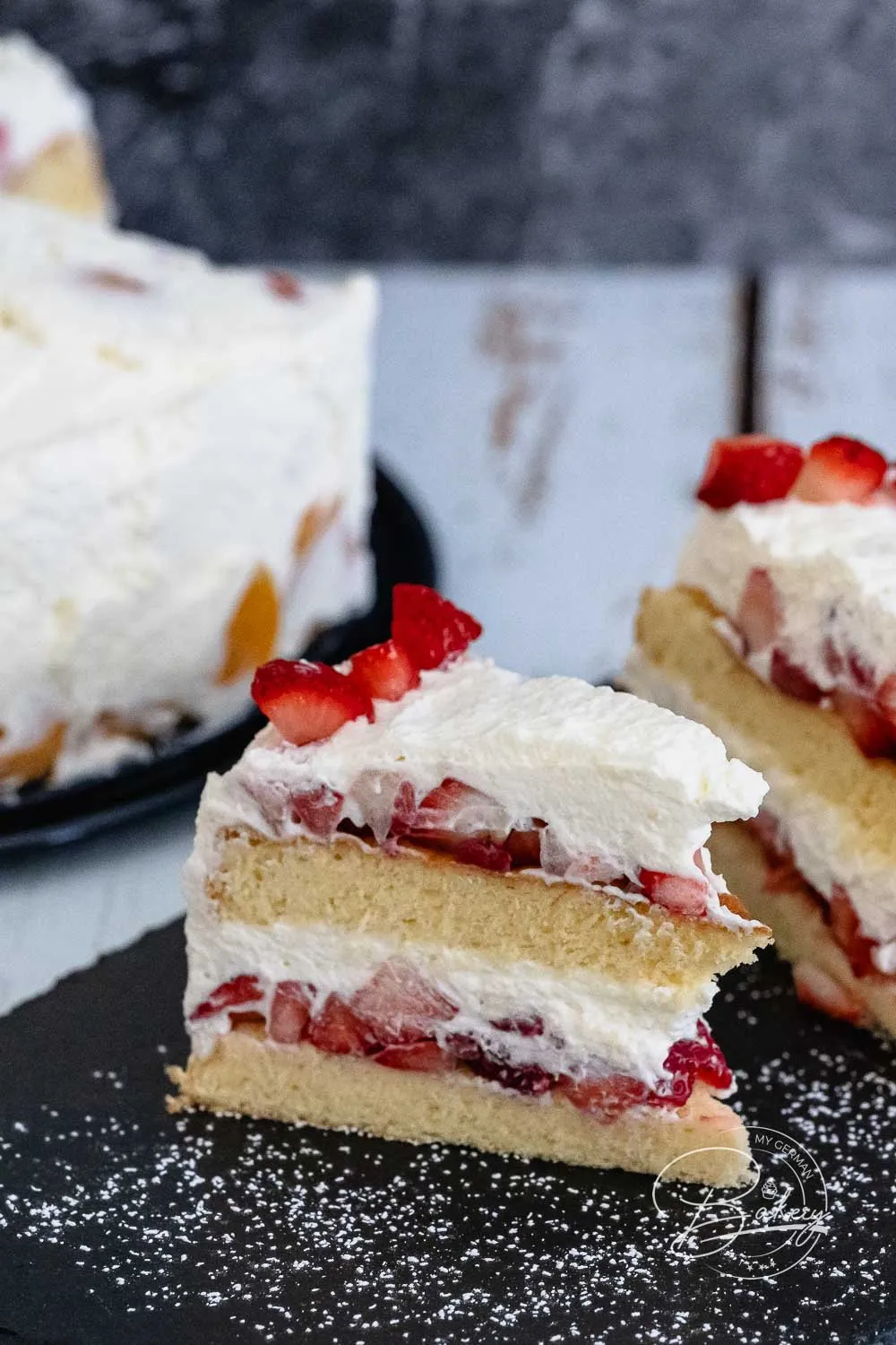 Erdbeer-Sahne-Torte mit frischen Erdbeeren belegt