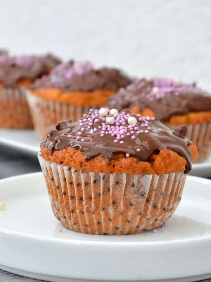 Erdnussbutter-Muffins mit Schoko-Erdnussbutter-Glasur, appetitlich angerichtet