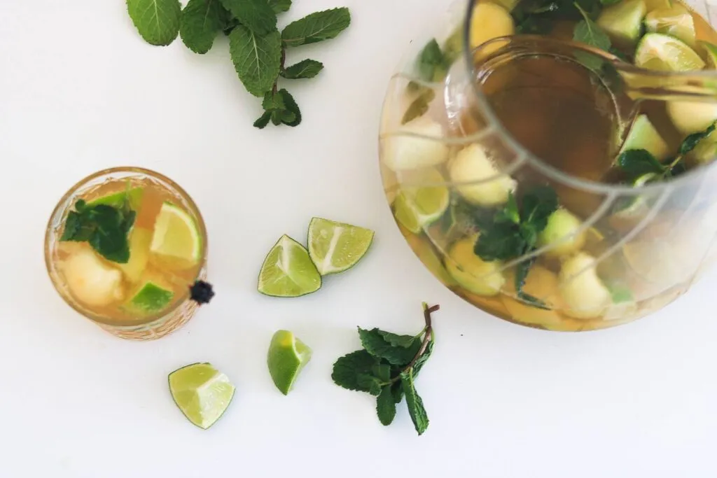 Erfrischende alkoholfreie Caipirinha Bowle in einer Glasschüssel angerichtet