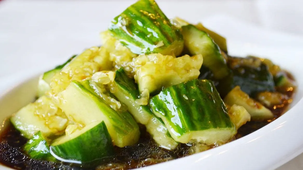 Erfrischender Salat aus geschlagenen Gurken (Pai Huang Gua) mit Knoblauch und Essig