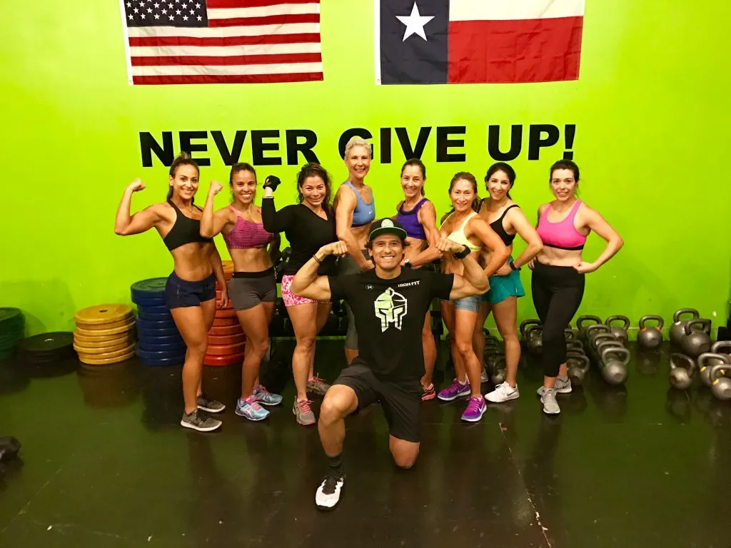 Erik in einer Trainingssession mit Teilnehmerinnen